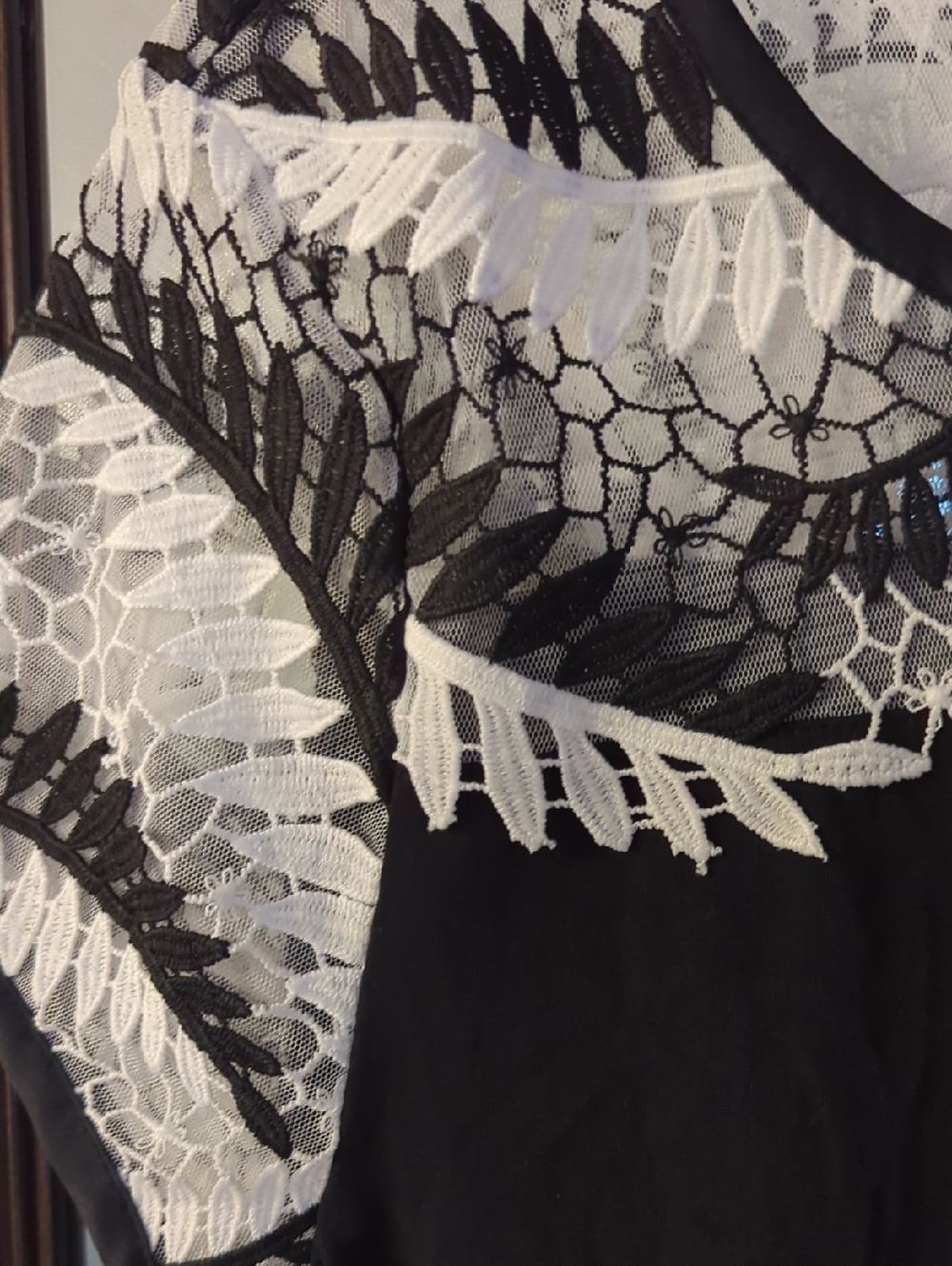 White House Black Market Black and White Mesh Short Sleeve Women's Top Size M - Picture 2 of 6